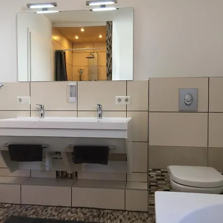 Apartment Am Bodensee- Zentrale Lage, Free Parking&wifi, 109 M2, Privater Garten, 7 Gäste, 2x Kingsize Boxspringbett, Familienfreundlich Friedrichshafen