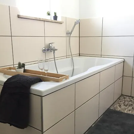 Appartement Am Bodensee- Zentrale Lage, Free Parking And Wifi, 109 M2, Privater Garten, 7 Gaeste, 2x Kingsize Boxspringbett, Familienfreundlich *