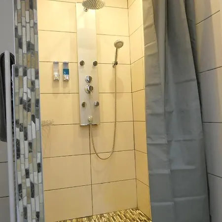 Appartement Am Bodensee- Zentrale Lage, Free Parking And Wifi, 109 M2, Privater Garten, 7 Gaeste, 2x Kingsize Boxspringbett, Familienfreundlich *