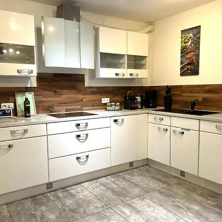 Am Bodensee- Zentrale Lage, Free Parking&wifi, 109 M2, Privater Garten, 7 Gäste, 2x Kingsize Boxspringbett, Familienfreundlich Apartment *