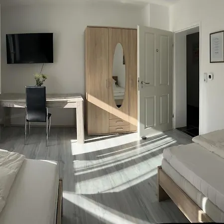 Am Bodensee- Zentrale Lage, Free Parking And Wifi, 109 M2, Privater Garten, 7 Gaeste, 2x Kingsize Boxspringbett, Familienfreundlich * Friedrichshafen